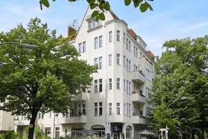 Herrschaftlicher Jahrhundertwende-Traum wartet auf Ihren modernen Pinselstrich