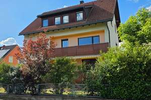 Mehrfamilienhaus mit großem eingezäunten Grundstück