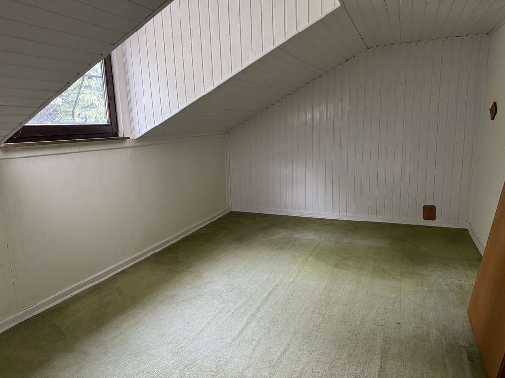 Immobilie in Rösrath - MANNELLA *Wohnhaus mit Einliegerwohnung & großem Garten* Renovierungsbedürftiges Haus mit viel Platz - Bild 4