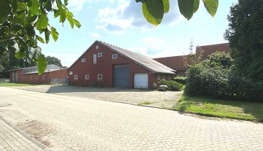 Bild von Platz für Ideen: Ehemaliger Hof mit Wohnhaus, Hallen und Land in ruhiger Lage