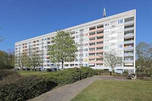 Hell gefliestes Badezimmer mit schwellenarmer Dusche // 3.OG rechts – Am Finkenhaus 7, 38444 Detmerode, Wolfsburg – Vorschaubild 1