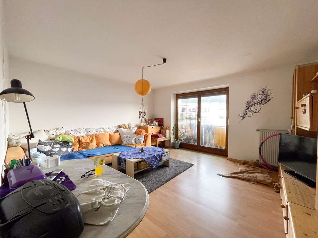 Immobilie in Altötting - Charmante 3-Zimmer-Wohnung mit Balkon und Potential - Bild 1