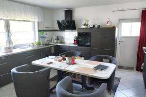 Zweifamilienhaus mit zwei Garagen und großem Garten – Ihr idyllischer Rückzugsort!