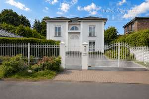 Exklusive Stadtvilla mit Einliegerwohnung und traumhaftem Garten – Die vollständige Adresse der Immobilie erhältst du vom Anbieter., 25469 Halstenbek – Vorschaubild 2