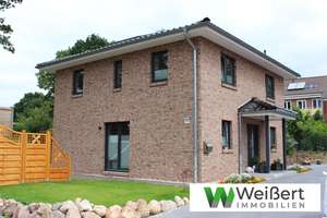 Raum & Licht - Wohnen auf 2 vollen Geschossen
Niedrigenergiehaus mit Wärmepumpe & PV-Anlage – Neuba – Die vollständige Adresse der Immobilie erhältst du vom Anbieter., 23623 Ahrensbök – Vorschaubild 1