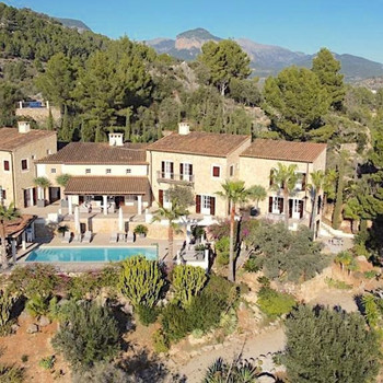Einzigartiges Luxus-Anwesen mit atemberaubender Aussicht Preis 6,8 Millionen Euro. Inmitten des char