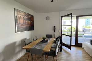 Schöne, stadt- und waldnah gelegene, große Wohnung