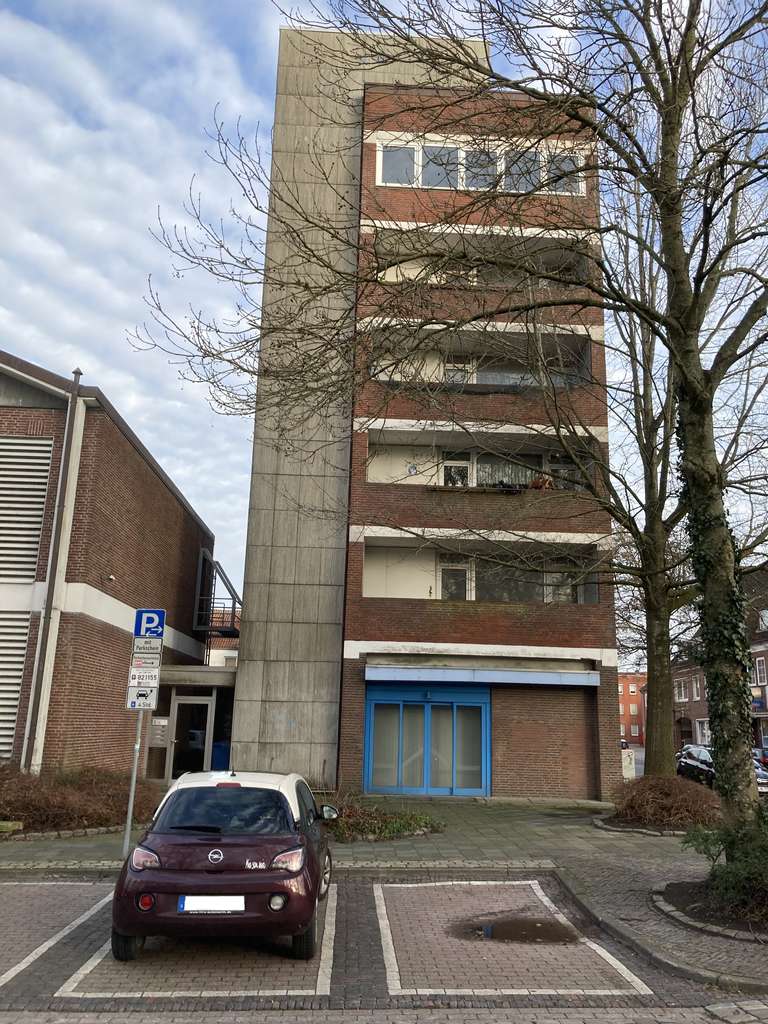 Wohnhochhaus mit Balkonen und guter Aussicht im Zentrum von Emden