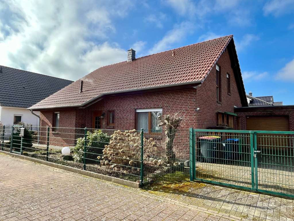 Immobilie in Lindhorst - Modernes Einfamilienhaus mit ELW in ruhiger Lage - Bild 3