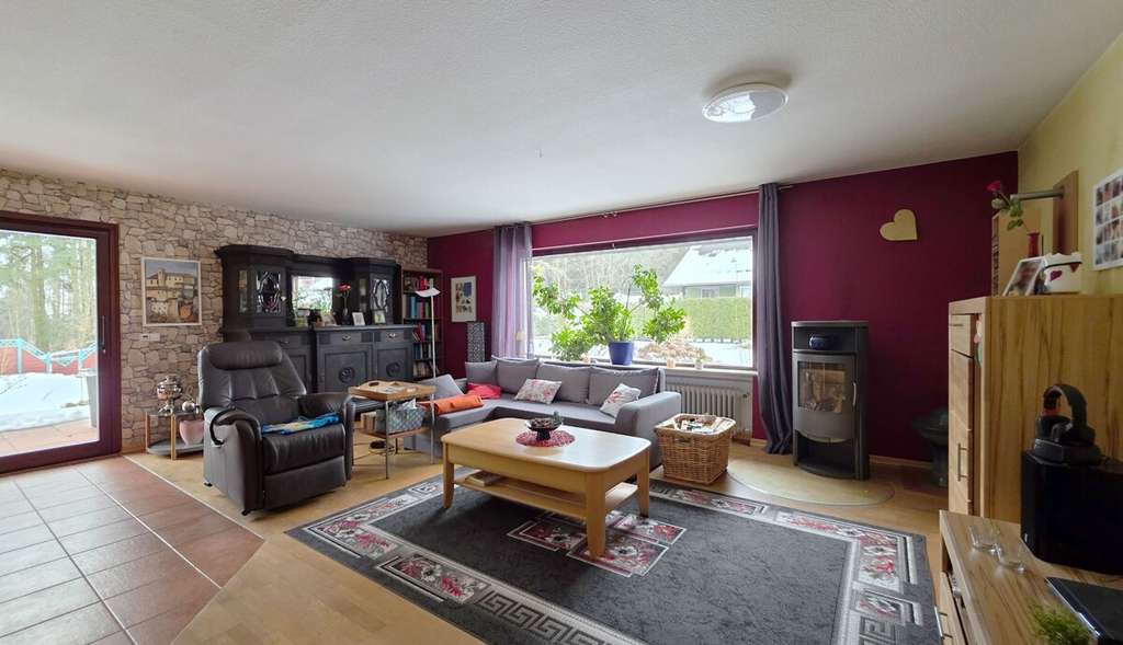 Immobilie in Wächtersbach - Großzügiges Einfamilienhaus mit Einliegerwohnung und Pool in ruhiger Waldrandlage - Bild 1