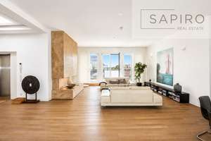 EXKLUSIVES PENTHOUSE MIT WEITLÄUFIGEN TERRASSEN, 
ÜBER 3,20 M HOHEN DECKEN AM OLIVAER PLATZ