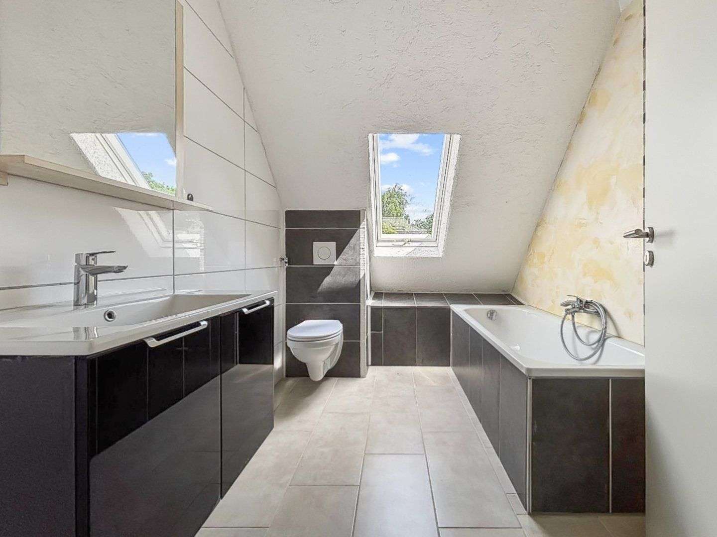 Immobilie in Uetze - Großes 1-2 Familienhaus mit ca. 203 m² Wohnfläche in Uetze-Krausenburg - Bild 2