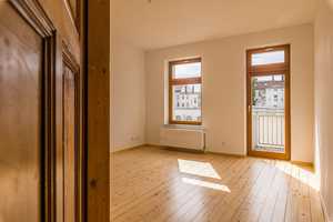 Viel Licht & Platz: 2-Zimmer-Altbauwohnung mit Ost-Balkon – Comeniusstraße 24, 4315 Leipzig – Vorschaubild 1