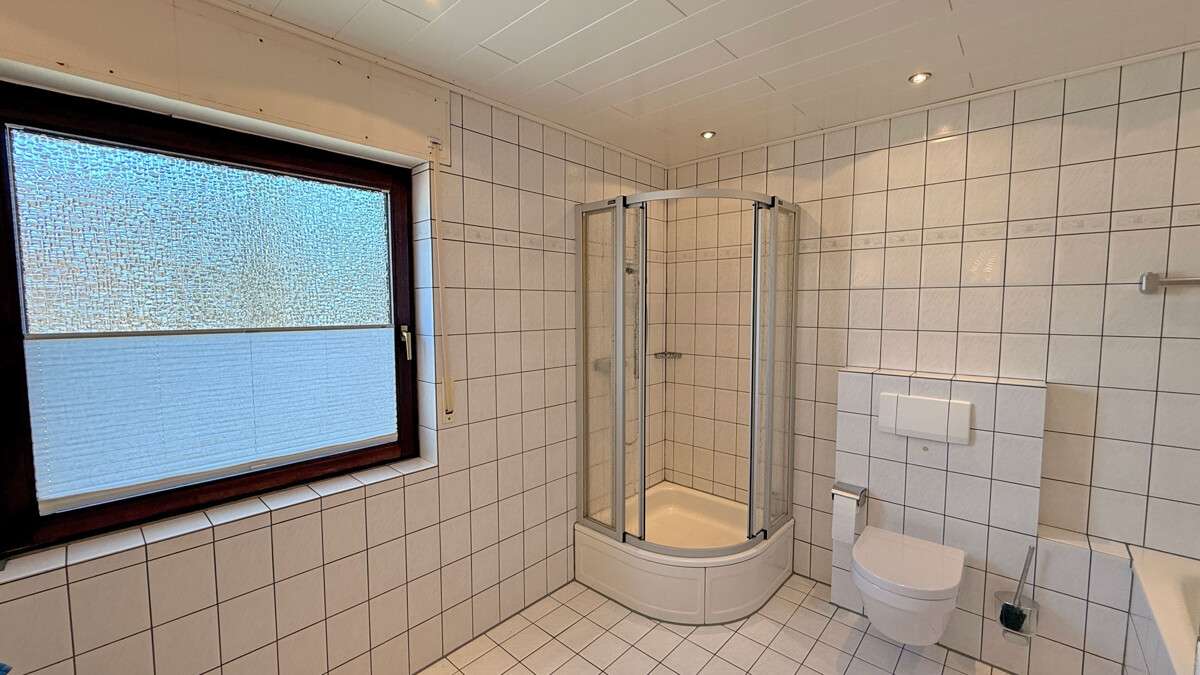 Immobilie in Dinslaken - Großzügige Maisonette-Eigentumswohnung mit Garage auf einem Erbpachtgrundstück in Dinslakener Bruch - Bild 1