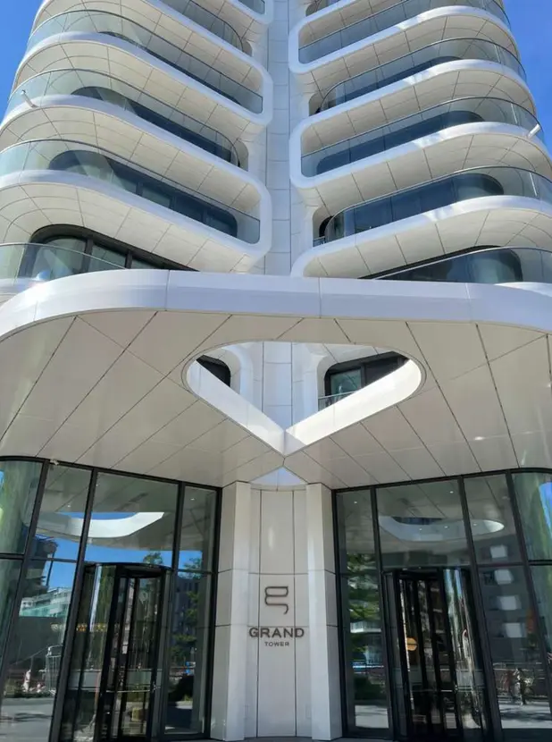 Exzellenter Skyline Blick im Grand Tower – Stilvolle 4-Zimmer-Wohnung mit umlaufendem Balkon