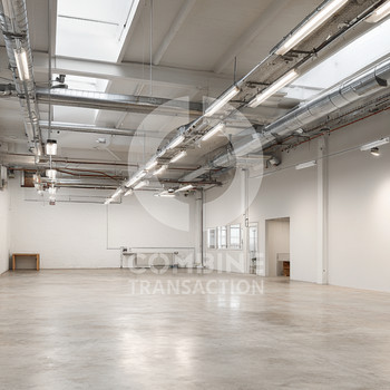 ca. 300 m² renovierte helle Hallenfläche mit Rolltor in Stadtnähe – combine Transaction