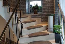 Treppe hinauf ins DG
