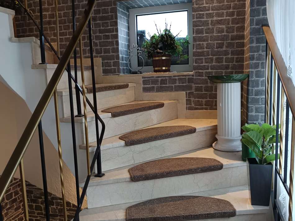 Treppe hinauf ins DG