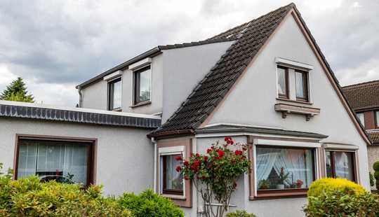 Bild von *** GARTENTRAUM, hohe GARAGE passend für WOHNWAGEN, PLATZ für die GANZE FAMILIE ***