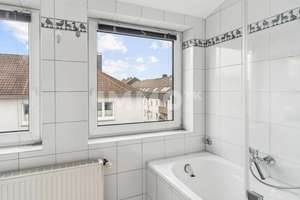 82 m² Wohlfühlwohnen: Moderne DG-Wohnung mit Einbauküche und Loggia – Oldenburgstraße 14, 42389 Langerfeld-Beyenburg, Wuppertal – Vorschaubild 9