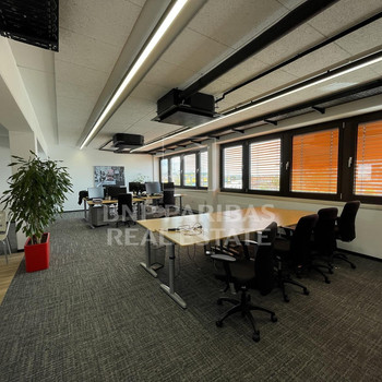 Hochwertig ausgebaute Büroflächen in revitalisiertem Hotel! 