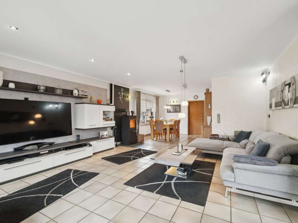 Immobilie in Kastel-Staadt - Raum für Generationen: Ihr teilmodernisiertes Zweifamilienhaus mit PV-Anlage in Kastel-Staadt - Bild 2