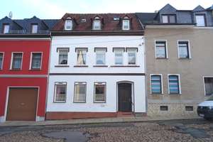 Neues Angebot !  Teilsaniertes Reihenmittelhaus ca. 150 m² Wohnfläche + eigene Zufahrt und 3 Garagen – Philippstraße 15, 8393 Meerane – Vorschaubild 2