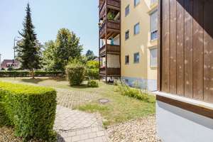 Ruhig gelegene 2-Zimmer Erdgeschosswohnung mit Südbalkon, Stellplatz und guter Vermietung – Pettenkoferstraße 9, 85053 Südost, Ingolstadt – Vorschaubild 2