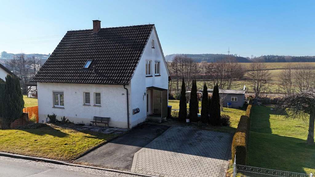 Immobilie in Maselheim - Zweifamilienhaus mit außergewöhnlichem Potenzial auf großem Grundstück in idyllischer Lage - Bild 1