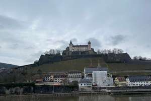 Kurzzeit-Miete (1.12.26-31.03.27) :Traumhafte möblierte 3-Zimmer-Wohnung mit Main- & Festungsblick – Am Pleidenturm 3, 97070 Altstadt, Würzburg – Vorschaubild 1
