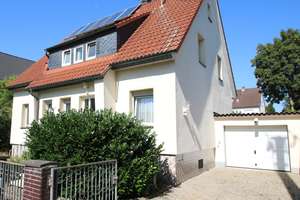 Zweifamilienhaus mit großzügigem Grundstück und Entwicklungspotential in Frankfurt-Harheim