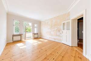 Bezugsfreie Altbauwohnung mit Loggia nahe Boxhagener Platz