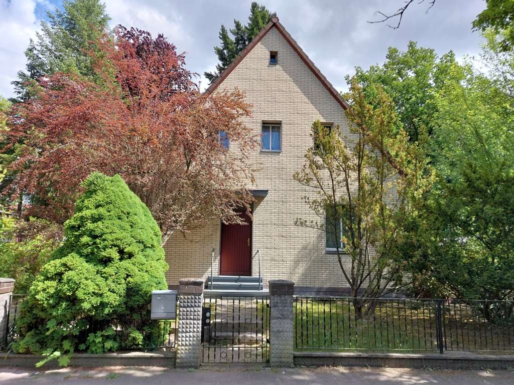 Kleinmachnow- Beliebtes Siedlungshaus für die kleine Familie mit Garten, Teilkeller und Garage