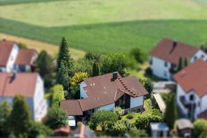 Stilvolles Einfamilienhaus mit großzügigem Garten und Blick ins Grüne
