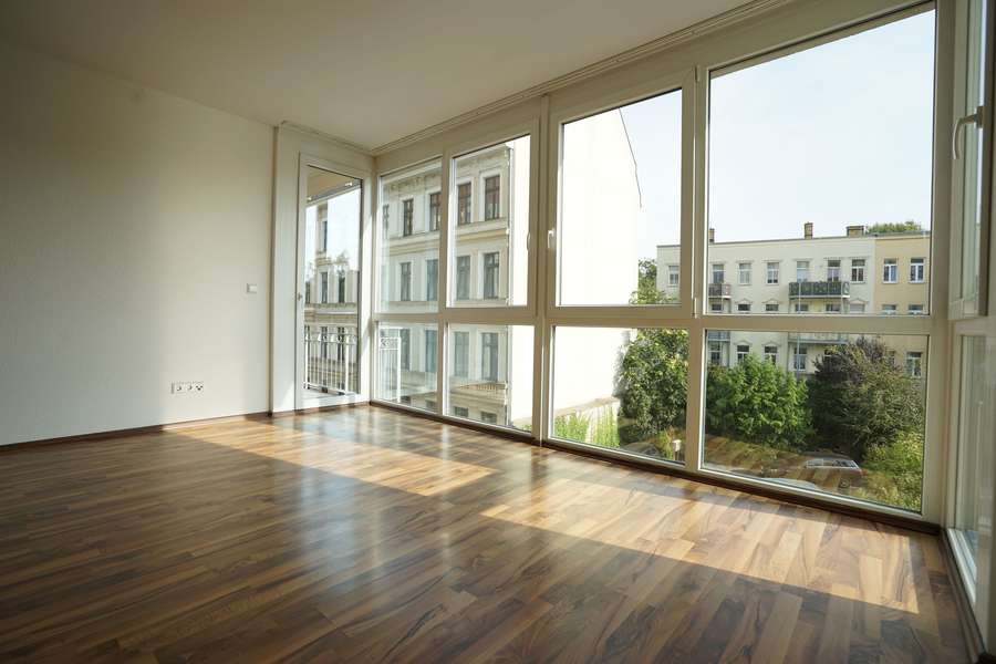 Helles Wohnzimmer mit Auss.jpg