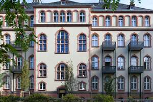 Exklusive 3 Zimmer Dachgeschosswohnung im Alten Gericht in Wiesbaden – Gerichtsstraße 2a, 65185 Mitte, Wiesbaden – Vorschaubild 2