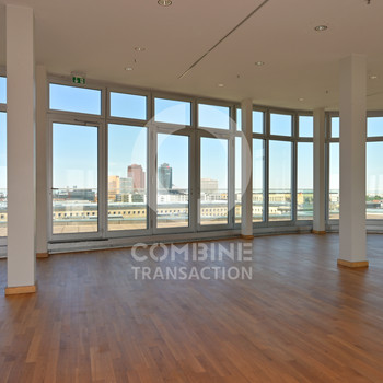 Zwischen Potsdamer Platz und Friedrichstraße. combine Transaction.