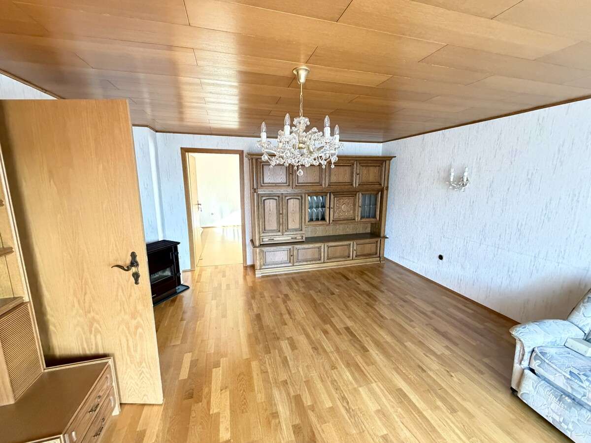 Immobilie in Regensburg - Renovierungsbedürftiges Zweifamilienhaus mit flexiblen Nutzungsmöglichkeiten in ruhiger Traumlage! - Bild 4