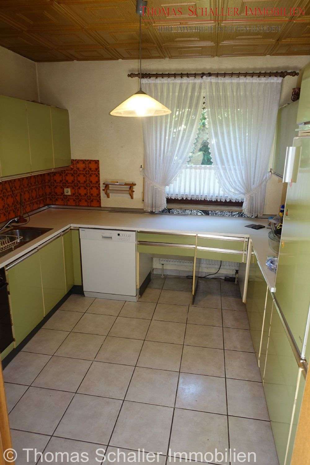 Immobilie in Velburg - Ein-/ Zweifamilienhaus in Hanglage mit Garage, Terrasse, Balkon, Loggia, EBK in Velburg bei Neumarkt - Bild 3