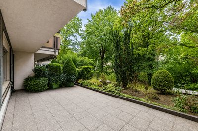 HEGERICH: Großzügige Gartenwohnung mit weitläufiger Terrasse und Tiefgaragenstellplatz
