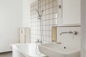 Wohnen im Baudenkmal: Frisch renovierte Wohnung im 5. OG mit Aufzug & Balkon – Strausberger Platz 4, 10243 Friedrichshain, Berlin – Vorschaubild 10