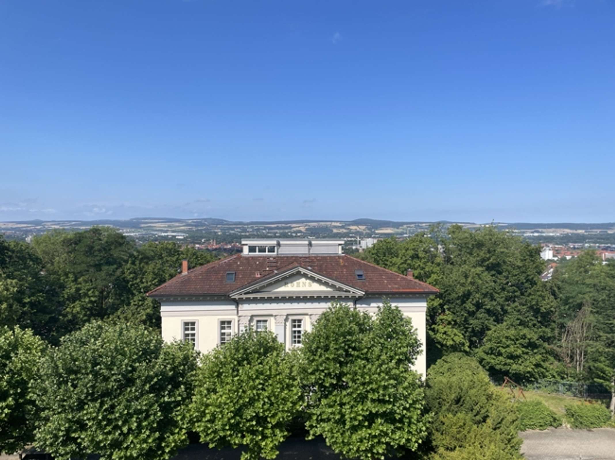 5-Zimmer-ETW mit Panoramablick und herrlicher Loggia in Waldrandnähe des oberen Ostviertels