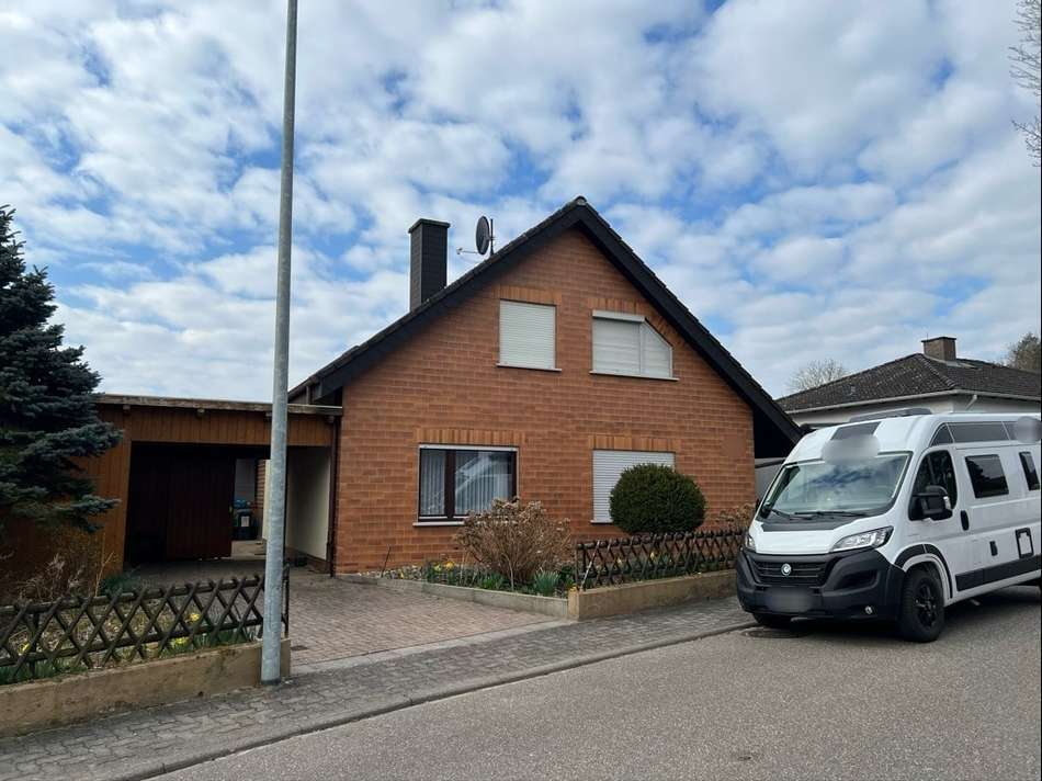 Hausansicht mit Carport