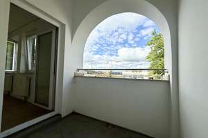 Top geschnittene Wohnung mit hohen Decken und großer Wohnküche