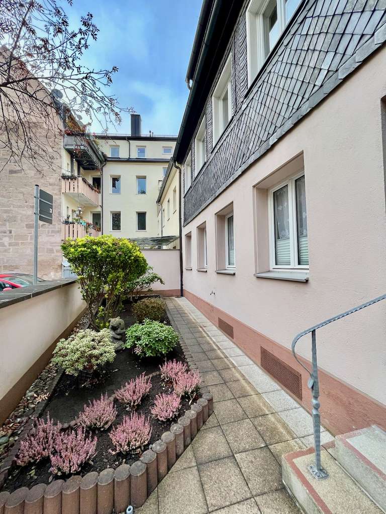 Immobilie in Fürth - Schönes 5- bis 6-Parteienhaus im Herzen von Fürth - Bild 1