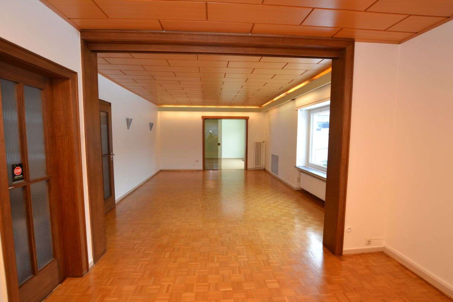 Immobilie in Eschershausen - Zweifamilienhaus in 37632 Eschershausen mit Möglichkeit zur Mischnutzung Wohnen/Büro/Praxis! - Bild 3