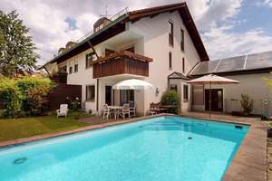 Gepflegtes Reihenendhaus mit Pool, Sauna und zwei Garagen