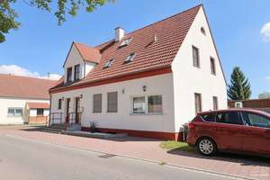 Ideal für Macher: Solides Zweifamilienhaus von 1990 mit viel Raum für Ihre Ideen