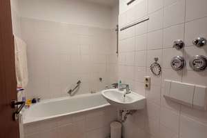 Helle 2 ZKB - 54 m² mit EBK + neuem Laminat Wi-Südost € 760,- + NK – Hohenstaufenstraße 10 B, 65189 Südost, Wiesbaden – Vorschaubild 5