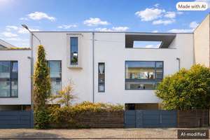 Modernes Stadthaus mit Dachterrasse, Garten und nachhaltiger Technik